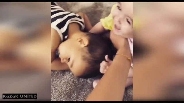 Девушка РОНАЛДУ играет с детьми смотреть онлайн