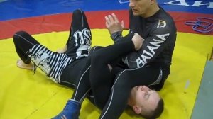 Разрыв захвата на рычаге локтя с накатом на противника.
