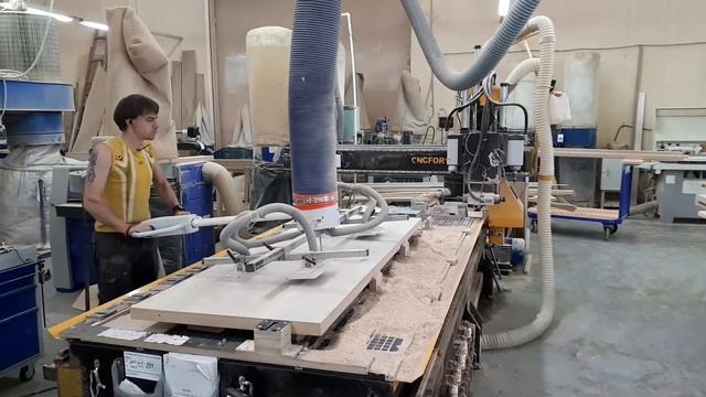 Станок ЧПУ для присадки замков, петель в дверные блоки. смотреть онлайн