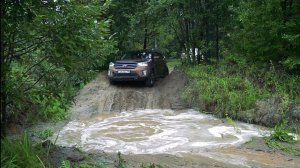 НИВА не может преодолеть брёвна. KIA SORENTO проитив JEEP GRAND CHEROKEE и PAJERO на бездорожье