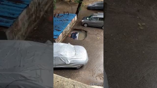 Автомобиль утонул во дворе