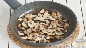 Суп с фунчозой, грибами, овощами и соевым соусом