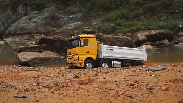 RC TRUCK ACTION! Mercedes Benz Arocs 4151 8x8 Kipper/ Off Road Mudding!