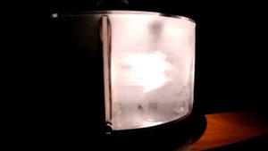 Почему галогенные лампы PHILIPS не взрываются при попадании на них воды