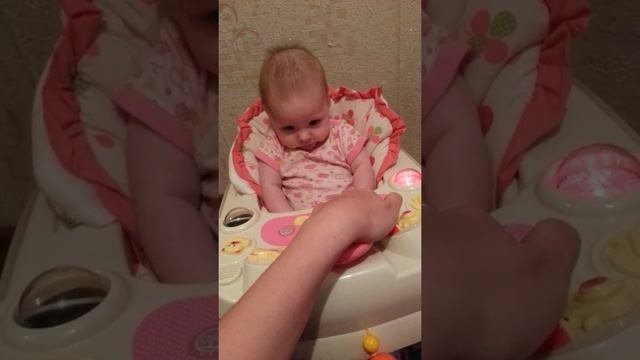 Реакция ребенка на звуки))