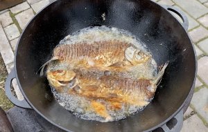 Что приготовить на даче? Жареный карась без костей