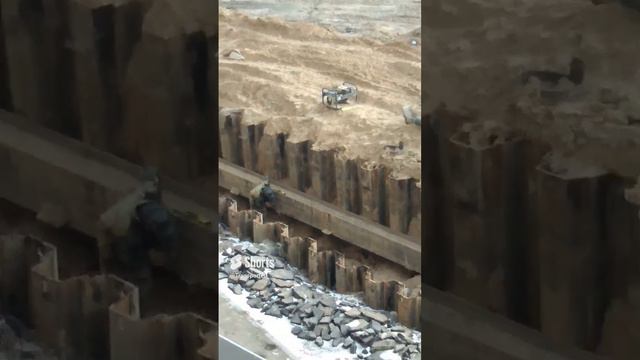 Сварщики на стройплощадке #Shorts #сварщик #балка