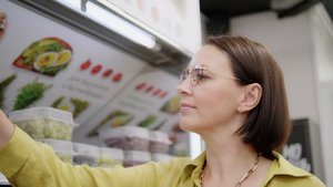 Комфортные покупки: рекламный ролик для сети минимаркетов "Раз Два"