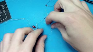 схема со светящимся светодиодом, с помощью транзистора