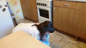 Завернули лялю, улыбается, смеется!