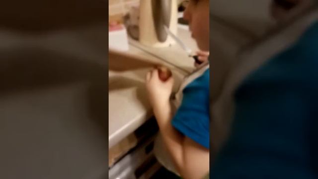 четырёх летний ребёнок, готовит еду! смотреть онлайн