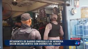 Agentes policiales  intervienen  el barrio Enriquillo de Herrera