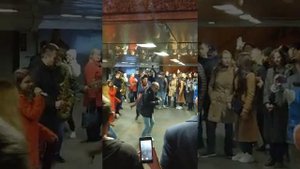 Мама Люба давай. Танцы на Арбате.