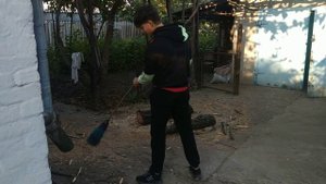 Метла нашей Бабушки в руках profi. Как правильно мести метлой. Я научу тебя подметать!Летит на метл