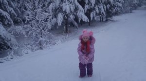 Катаемся с горки на ледянках испытываем горку №1 детский канал