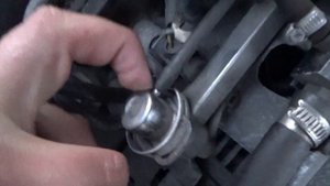 Как вынуть клапан регулирования давления в рейке форсунок audi a4