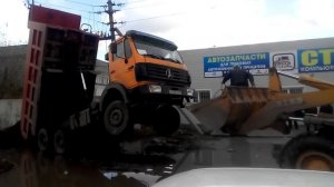 Грузовик!!! Китаец!!! Встал на дыбы! Не высыпался песок из кузова!!!