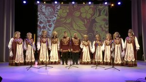 У милого у крылечка