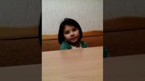 4-летняя девочка поет песню про Катюшу.