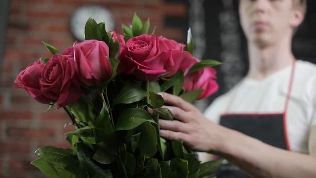 25 розовых роз сорта Pink Floyd с листьями рускуса в букете (Эквадор) смотреть онлайн