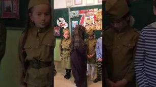 Учащиеся Гумбетовского Дома детского творчества показали сценки ко Дню Победы