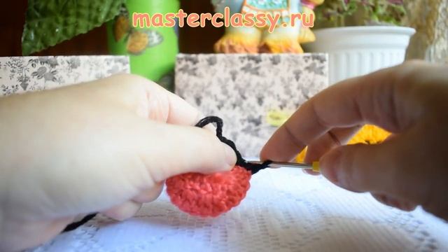 Простая аппликация крючком для детей. Цветок крючком и божья коровка: видео урок для начинающих смотреть онлайн