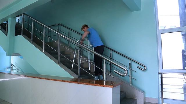Эрготерапия после эндопротезирования ТБС. Как подниматься и спускаться по лестнице с ходунками