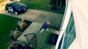 Девочку унесло ветром камера видео наблюдения