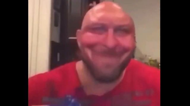Мем мужик ест