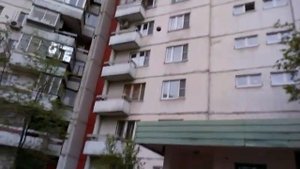 Кидаем мяч с 17 этажа,мяч попал в машину