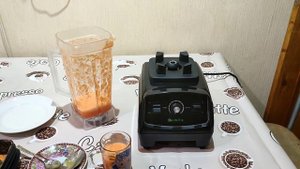 Морковный сок в блендере (допинг).
