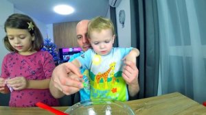 ПАУЗА Слайм ЧЕЛЛЕНДЖ ErikSon vs Viki Show. Эрик и Эва сделали новогодние Слаймы