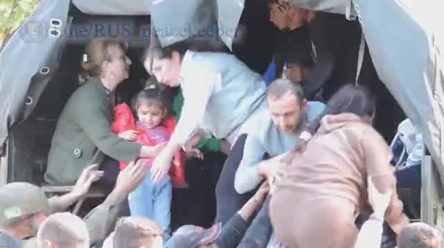 Российские миротворцы эвакуируют жителей Нагорного Карабаха