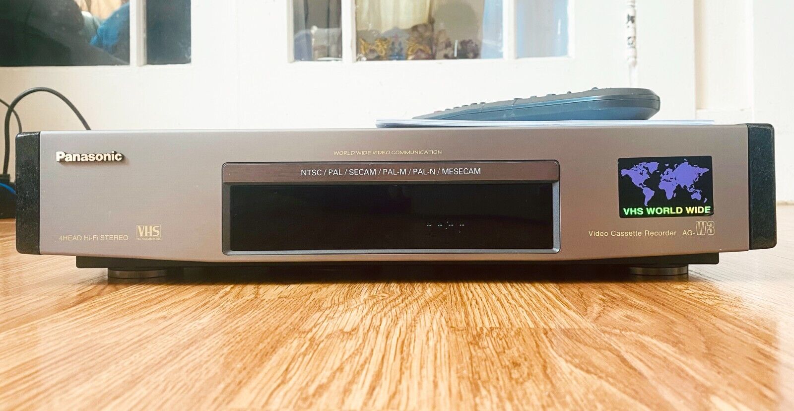 Видеомагнитофон Panasonic AG-W3 VHS с  NTSC PAL SECAM MESECAM-по всему миру -Япония-ноябрь -1992-год