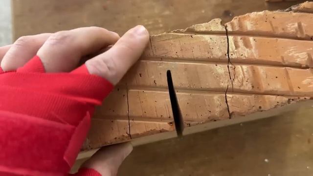 Впервые пробую разбить КИРПИЧ