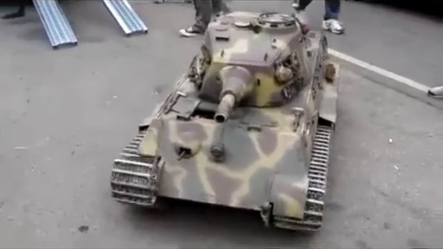 Огромный радиоуправляемый Танк с пультом ДУ