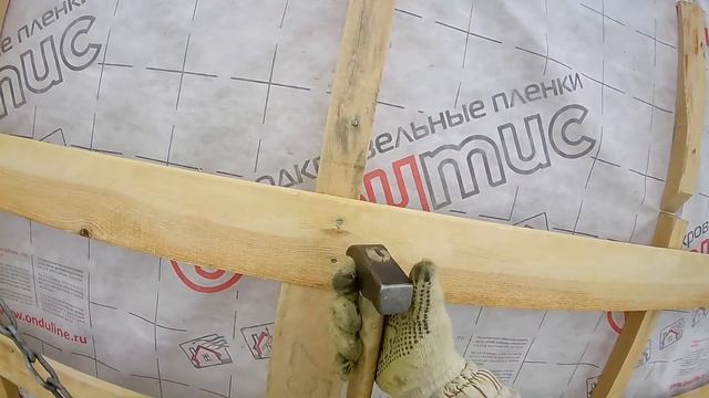 Монтаж обрешётки и страховка из монтажного пояса с цепью.