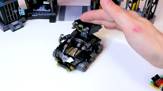 В ПЕЩЕРУ БЭТМЕНА ПРОЛЕЗ ГЛИНОЛИКИЙ смотреть онлайн