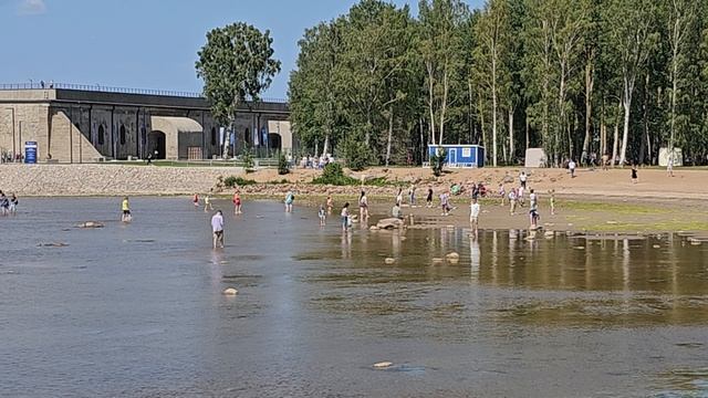 Кронштадт, Финский залив, хорошая погода, вода ушла, люди гуляют. 17 июня 2023 г.