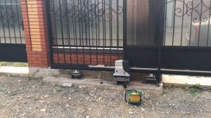 Открываем откатные ворота с ключа домофона.