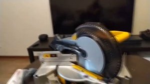 Торцовочная пила DEWALT DWS713