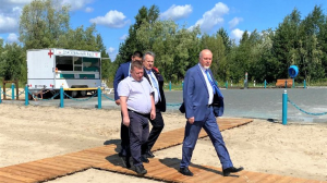 Депутаты и общественники оценили благоустройство пляжа в Лангепасе