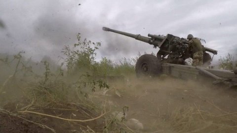 Бьются за свою землю: военкор «Известий» вблизи показал стрельбу артиллерии по ВСУ