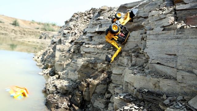 Экскаватор с трудом спасает друзей из каньона смотреть онлайн