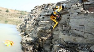 Экскаватор с трудом спасает друзей из каньона