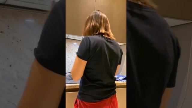 Смешные видео I Мама походу всю жизнь с топора ела