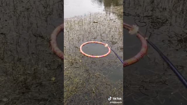 Рыбалка в густой траве. Овальный мини-поплавок.