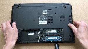 Как снять аккумулятор, батарею с ноутбука Acer E1-522