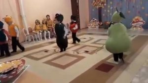 Танцы фруктов)))