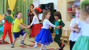 витаминки. Танец в садике. Осенний утренник часть № 15
